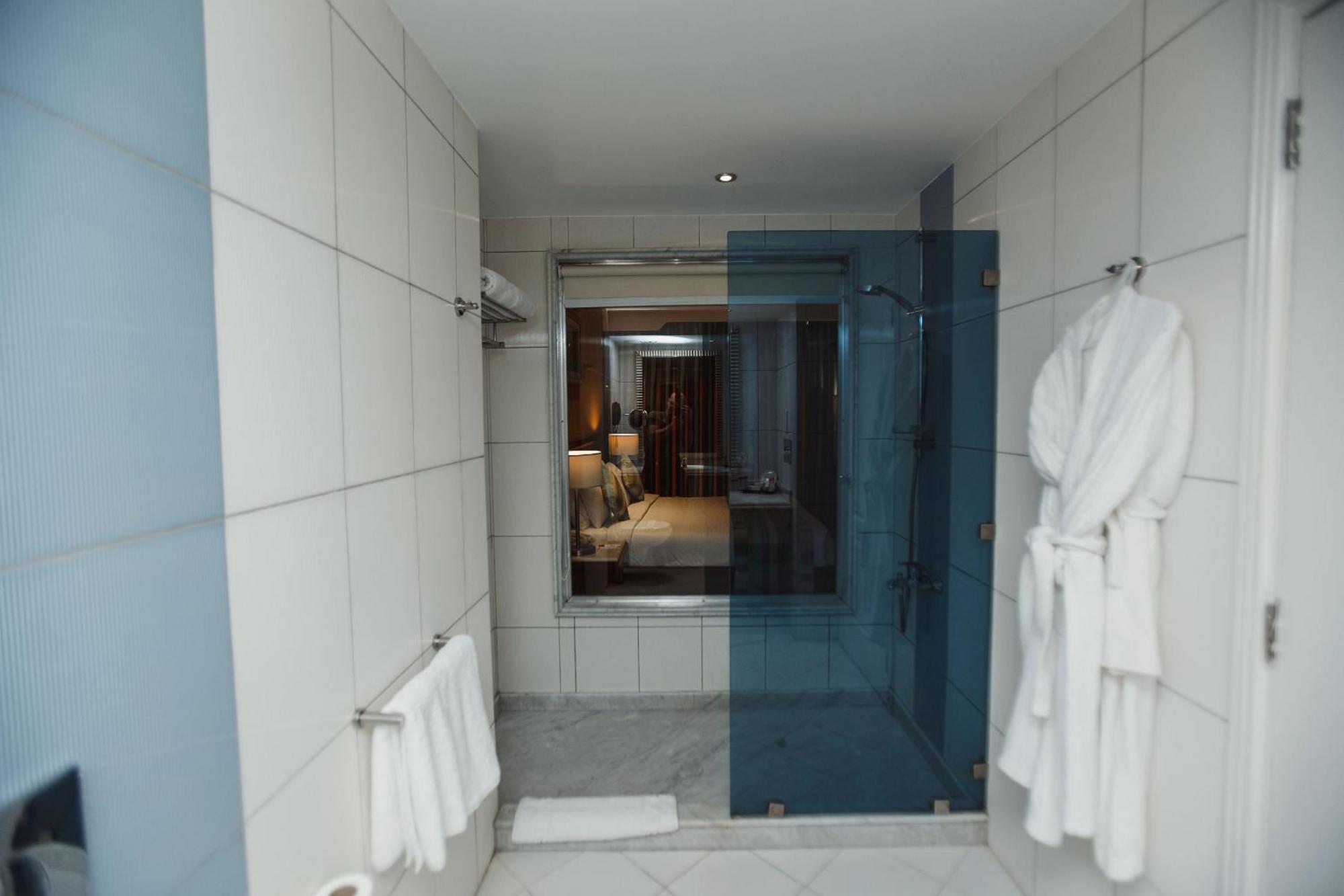 Xperience Kiroseiz Parkland Hotel Sharm el-Sheikh Ngoại thất bức ảnh A shower with a sliding door